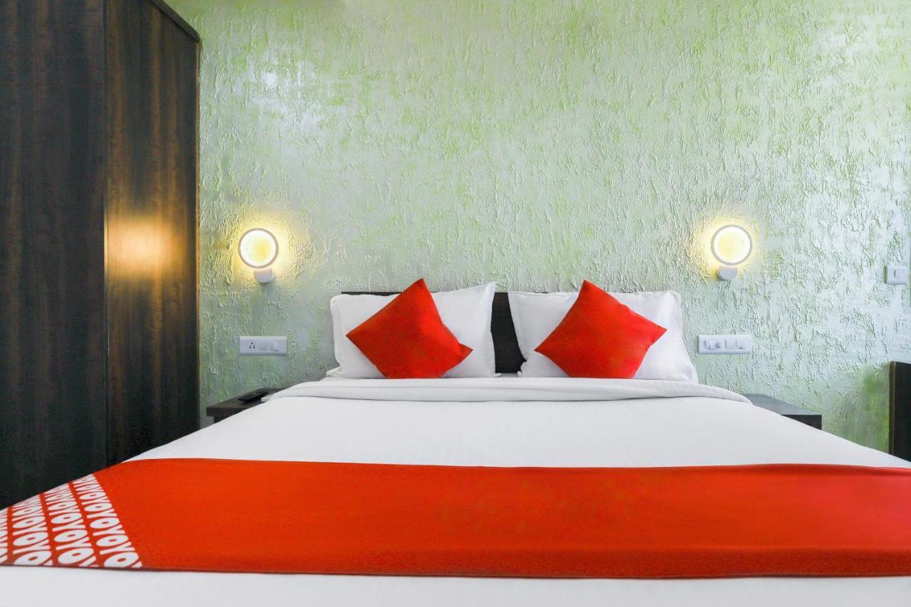 Capital O 71307 Feathers Hotel Kochi Exterior photo