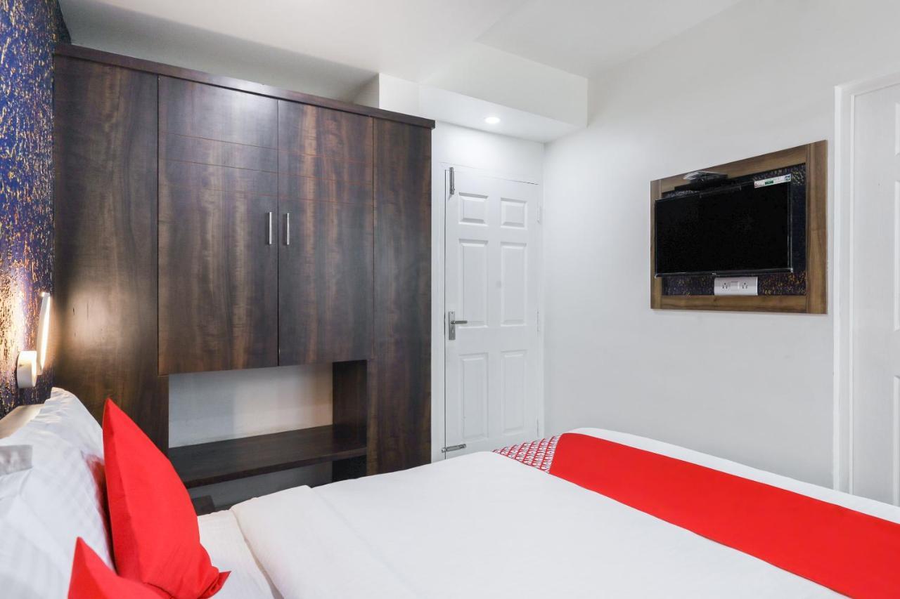 Capital O 71307 Feathers Hotel Kochi Exterior photo